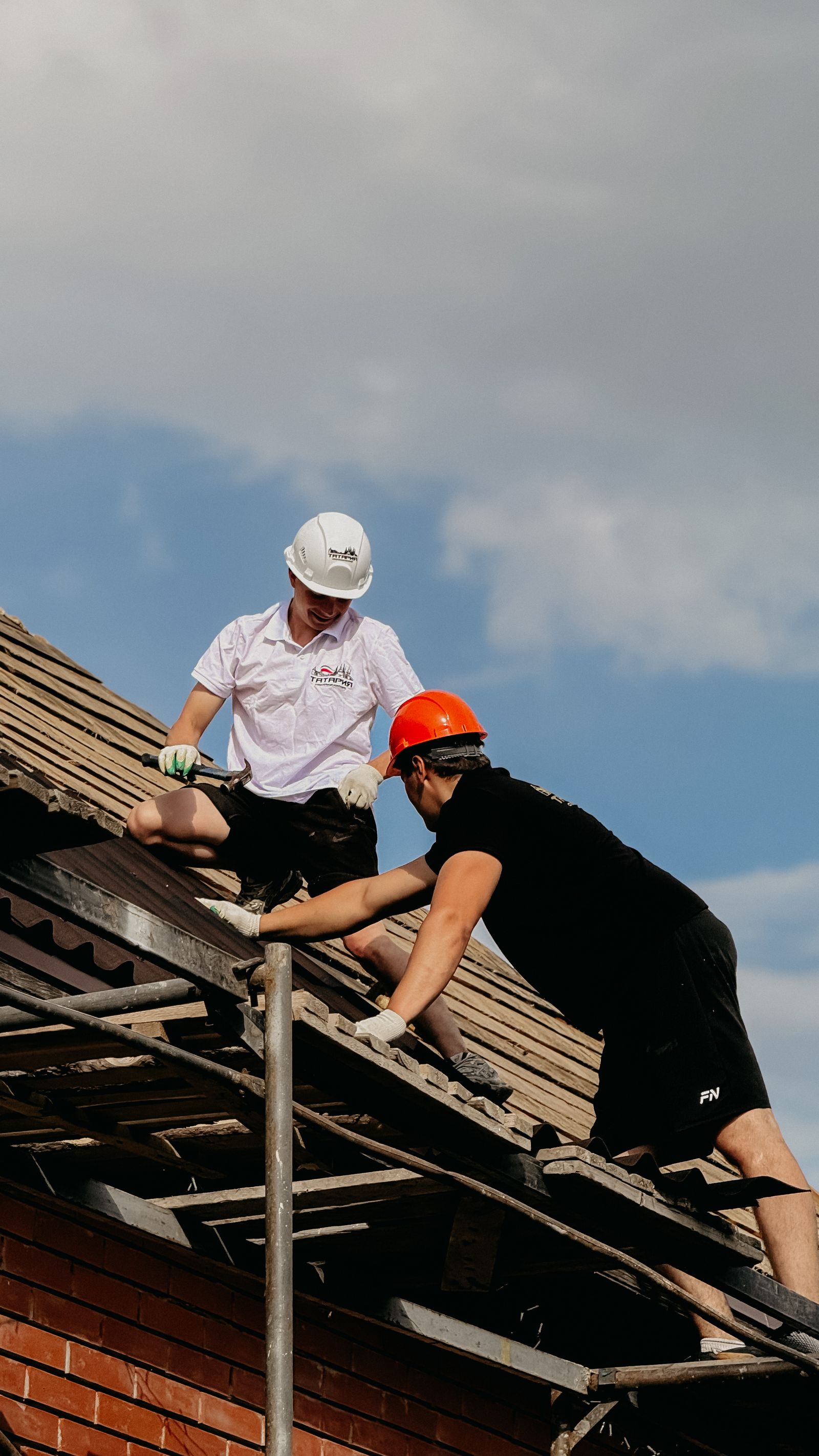Hausmeisterservice Gronau – Reparaturarbeiten am Dach eines Wohnhauses durch Terbeck Service