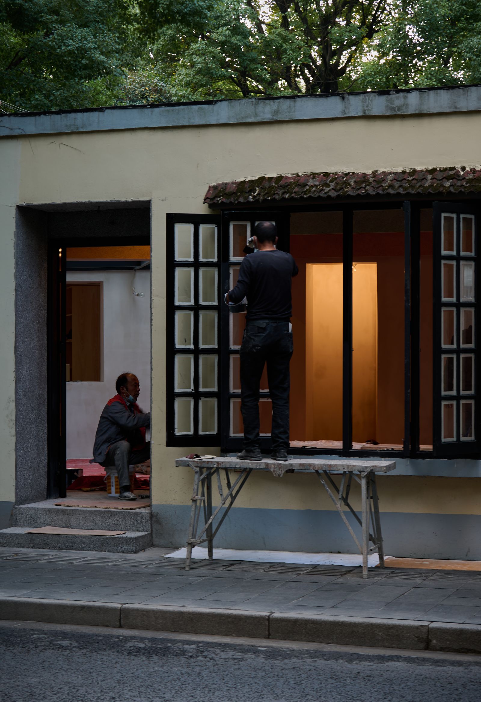 Hausmeisterservice in Gronau – Handwerker bei Instandhaltungsarbeiten an einem Wohngebäude, Terbeck Service