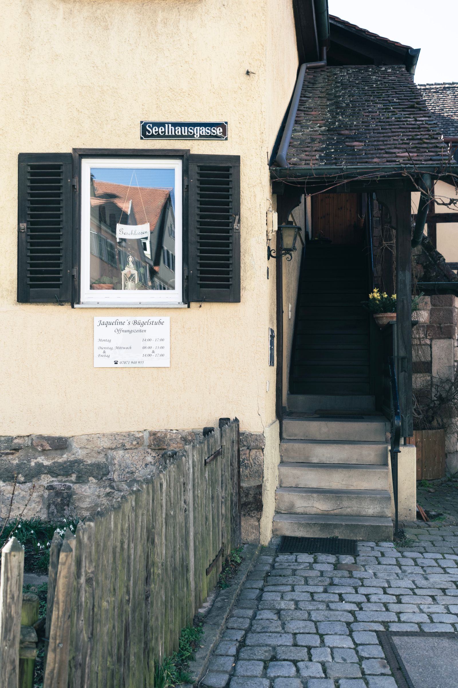 Objektbetreuung in Gronau – gepflegter Eingangsbereich eines deutschen Wohnhauses